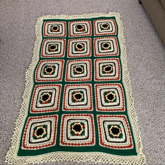Crocheted blanket reversible flowers 70x 45 - Picture 1 of 4